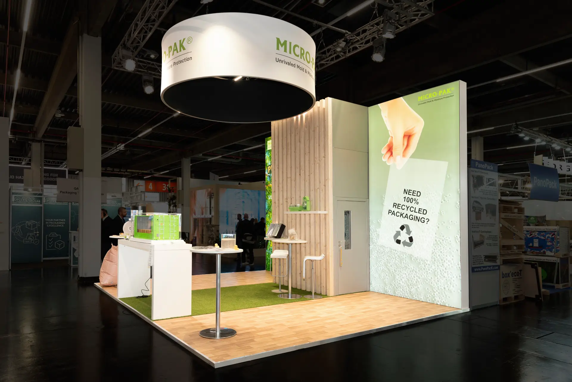 Moderner Messestand von Micro-Pak auf der FachPack 2025 in Nürnberg mit Fokus auf nachhaltige und recycelte Verpackungen – innovativer Messebau Nürnberg.