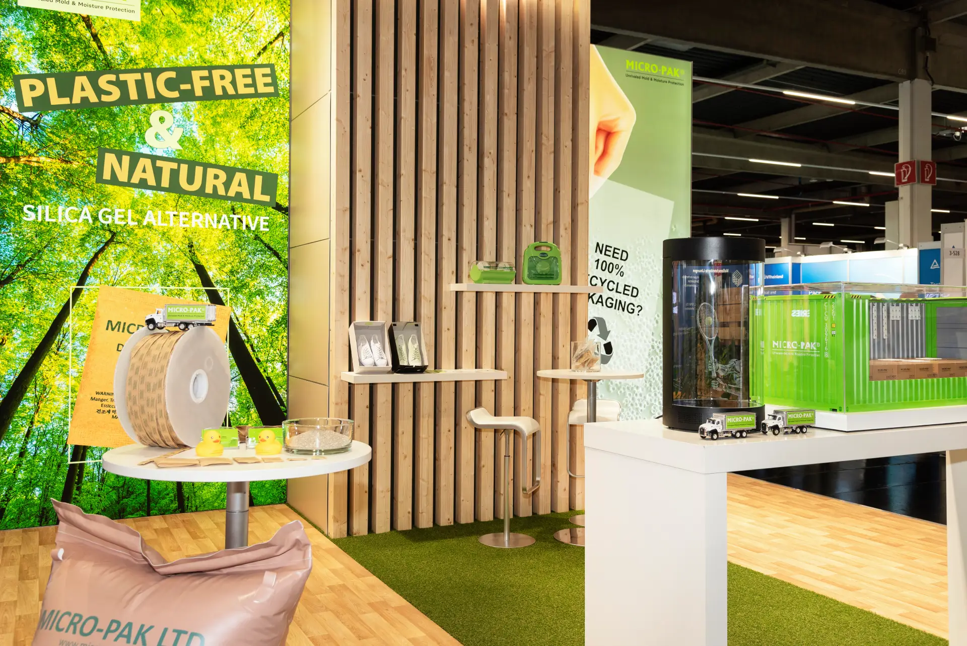 FachPack-Messestand von Micro-Pak mit natürlichen Materialien, Recycling-Botschaft und nachhaltigem Design – professioneller Messebau Nürnberg.