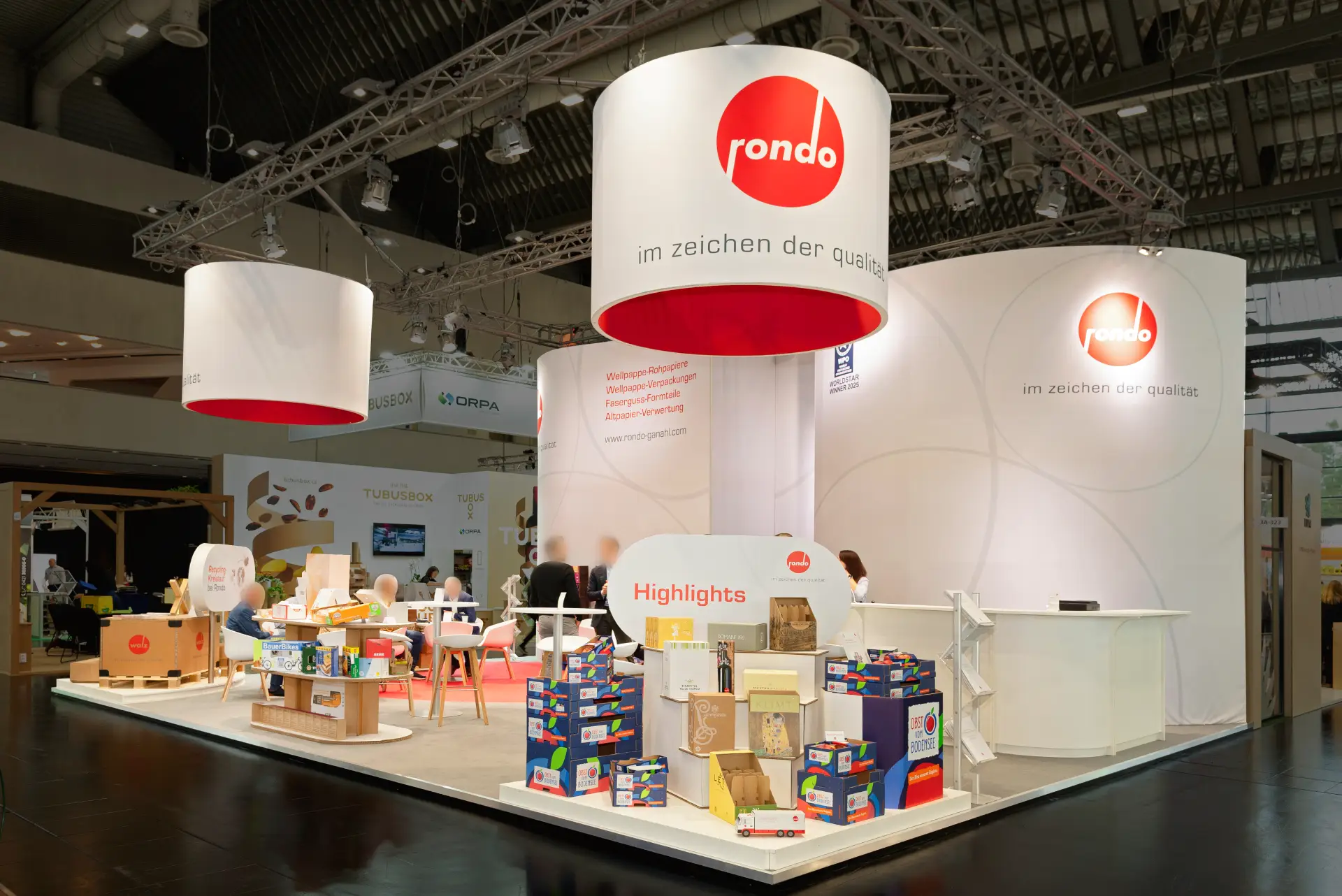 Messestand von Rondo Ganahl auf der FachPack 2025 in Nürnberg mit nachhaltigen Verpackungslösungen aus Wellpappe und Recyclingpapier – innovativer Messebau Nürnberg.