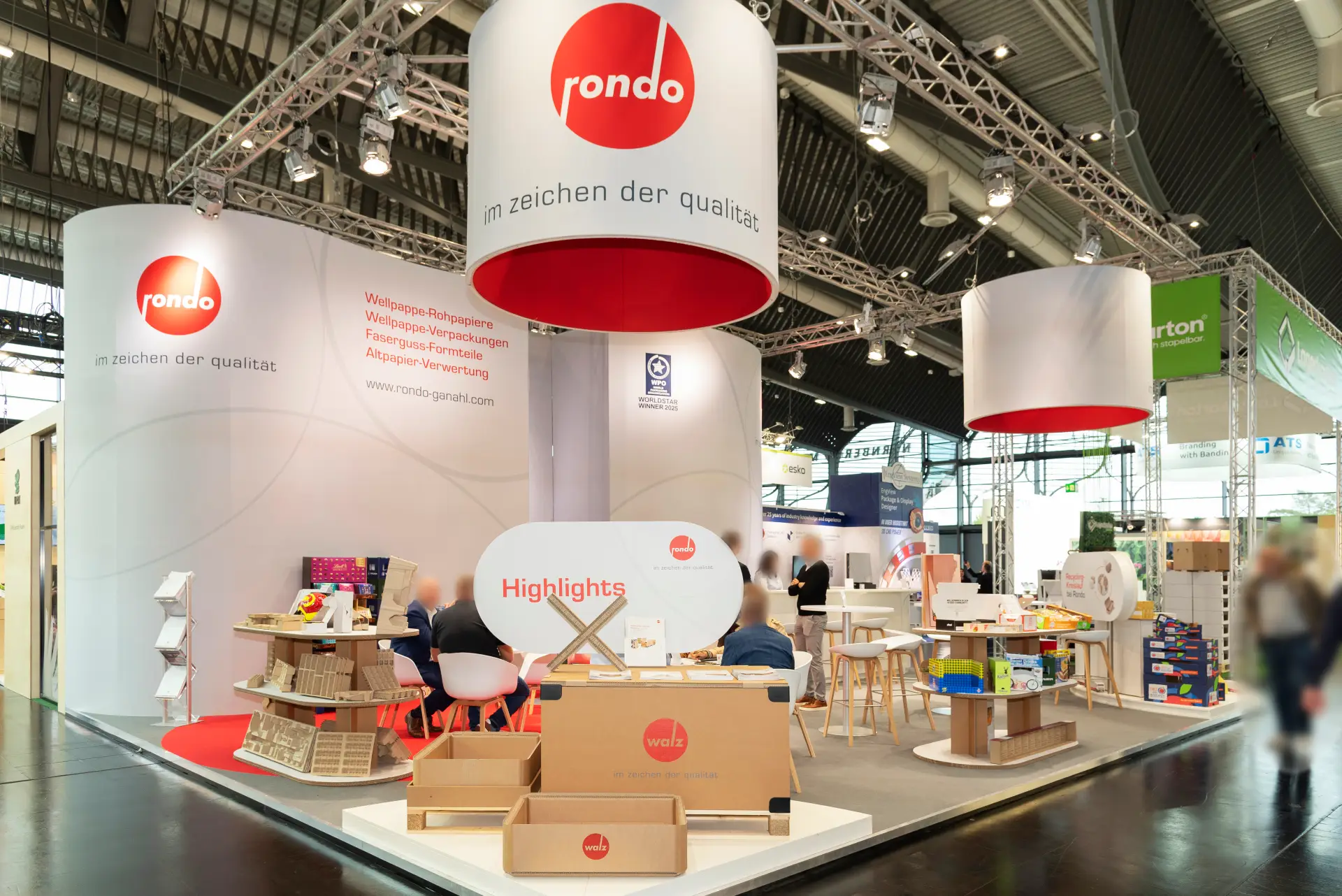 FachPack-Messestand von Rondo Ganahl mit kreativen Verpackungsdesigns und Wellpappe-Produkten – professioneller Messebau Nürnberg.