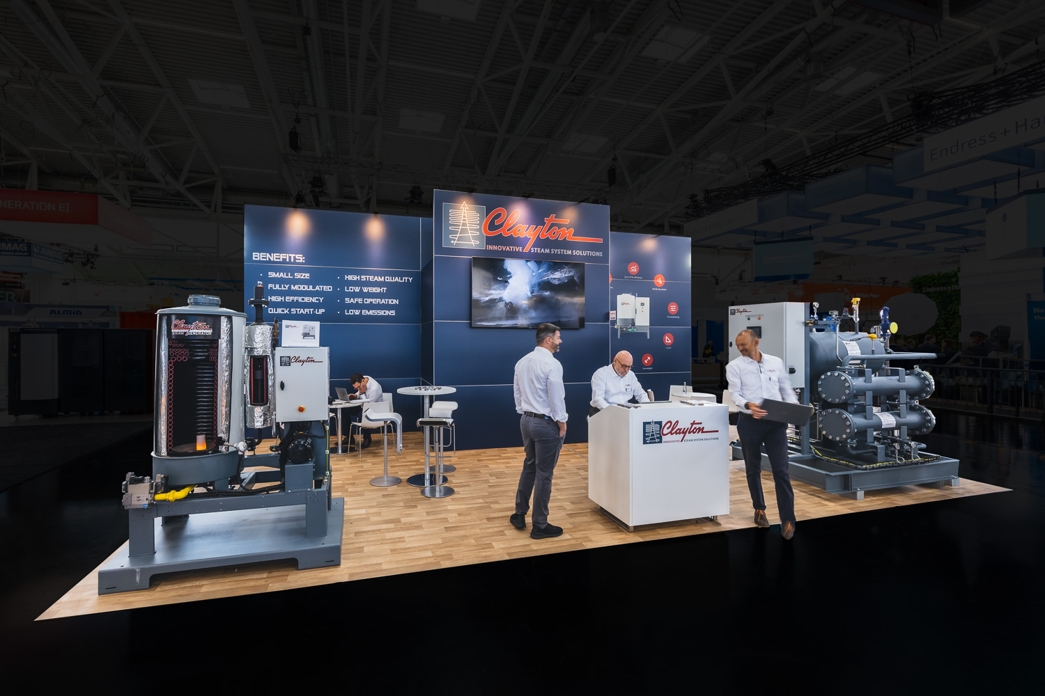 Messestand von Clayton auf der Drinktec 2025 in München mit industriellen Dampfsystemen und Beratungsbereich – innovativer Messebau München.