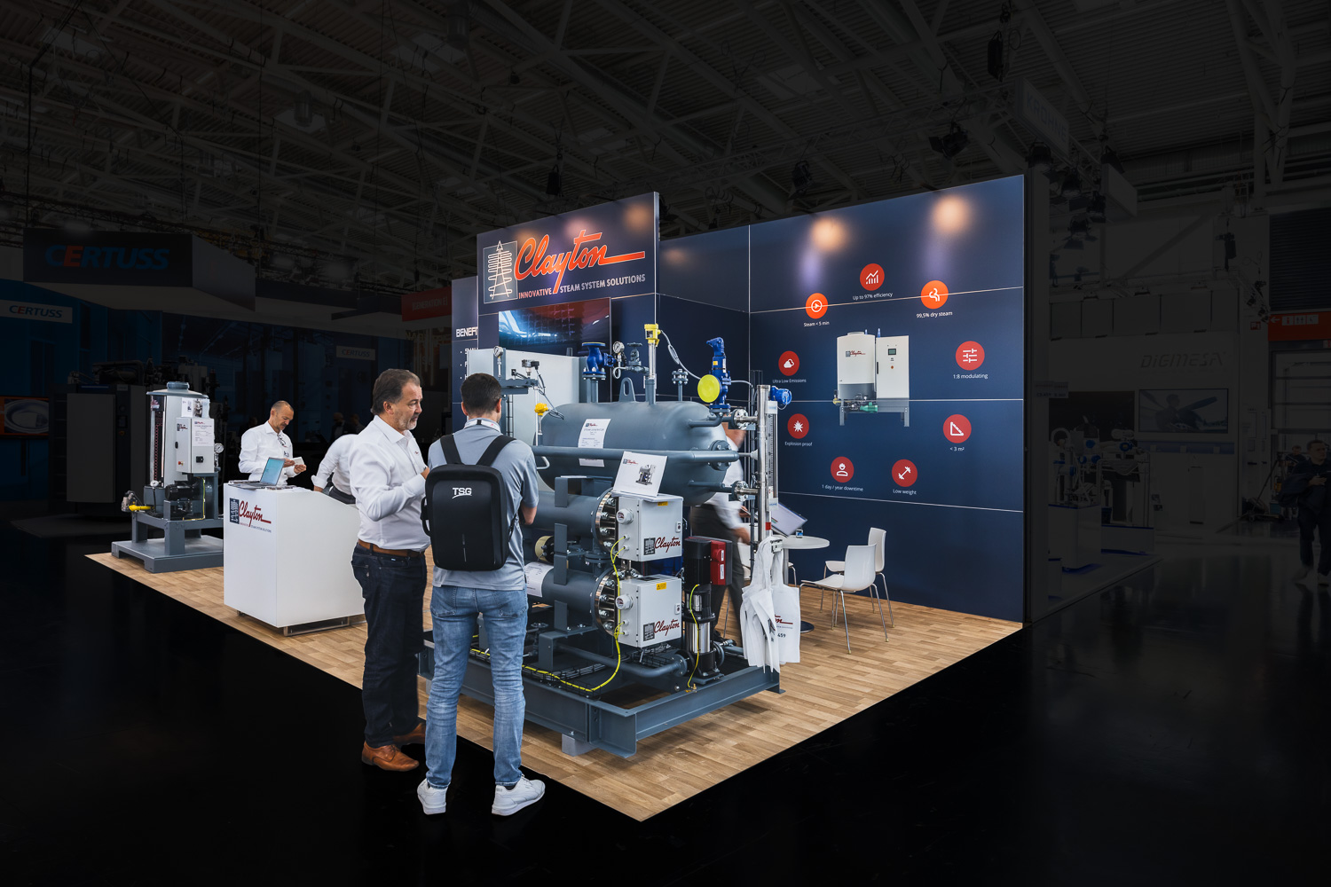 Fachbesucher am Clayton Messestand auf der Drinktec 2025 in München mit Hochleistungs-Dampfgeneratoren und modernem Standdesign – Messebau München.