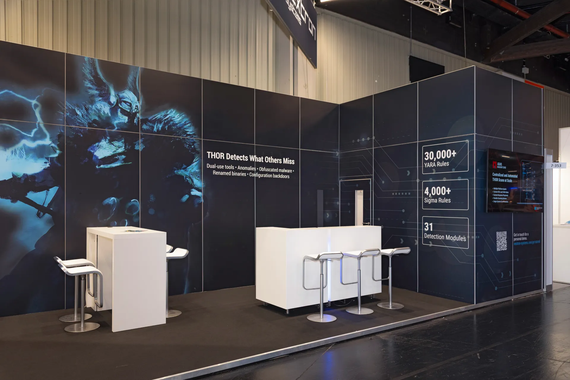 Moderner Nextron Systems Messestand auf der it-sa 2025 in Nürnberg mit dem Slogan „We Detect Hackers“ und Informationen zu forensischer IT-Sicherheit und Threat Detection.