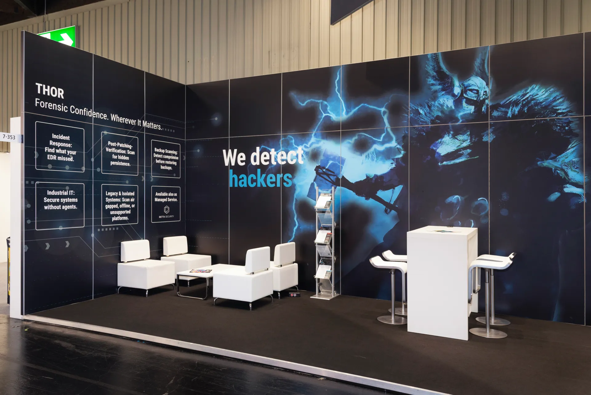 Detailansicht des Nextron Systems Messestands auf der it-sa 2025 mit blauem Blitzmotiv, THOR-Branding und Slogan „We Detect Hackers“.