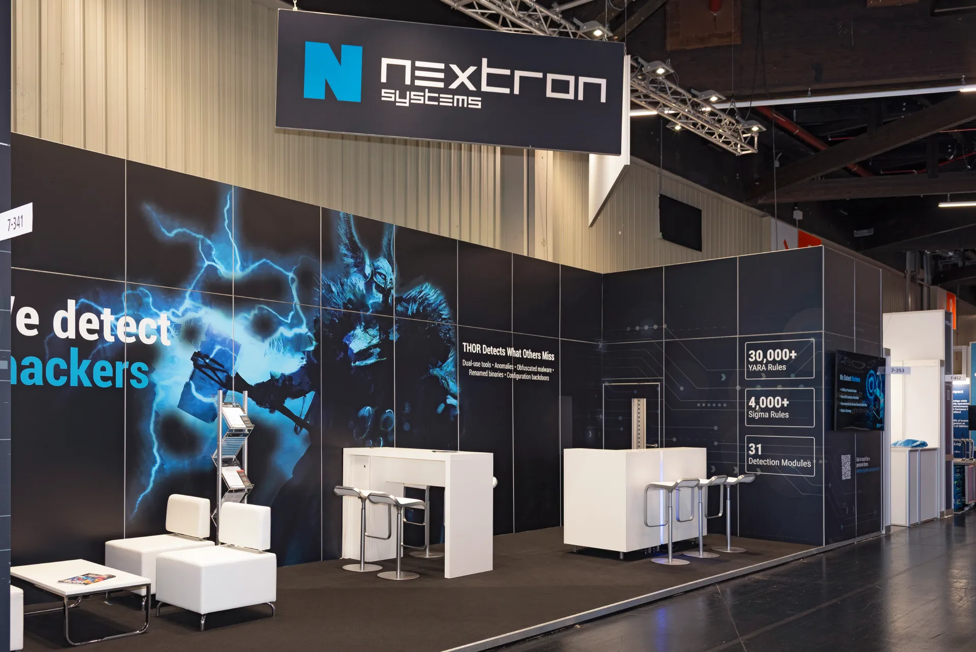 Seitenansicht des Nextron Systems Messestands auf der it-sa 2025 mit großen Grafiken, THOR-Detektionslösungen und Highlights zu YARA- und Sigma-Regeln.