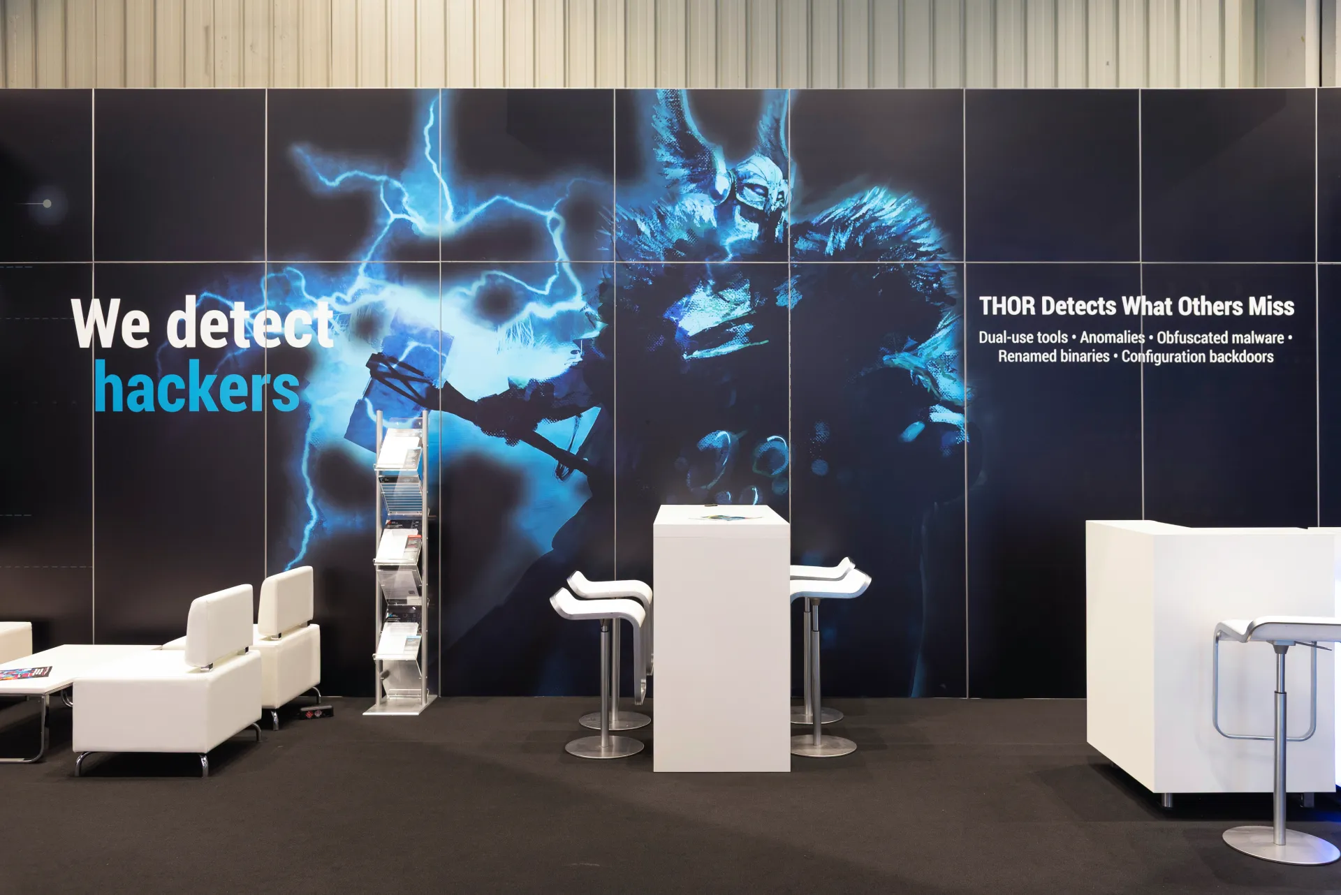 IT-Forensik-Lounge von Nextron Systems auf der it-sa 2025 in Nürnberg mit weißen Sitzmöbeln, Informationswänden und Slogan „We Detect Hackers“.