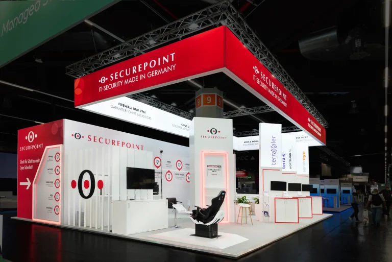Moderner Securepoint Messestand auf der it-sa 2025 in Nürnberg mit leuchtendem roten Design und Hinweis auf Firewall-, Antivirus- und Cloud-Shield-Lösungen.
