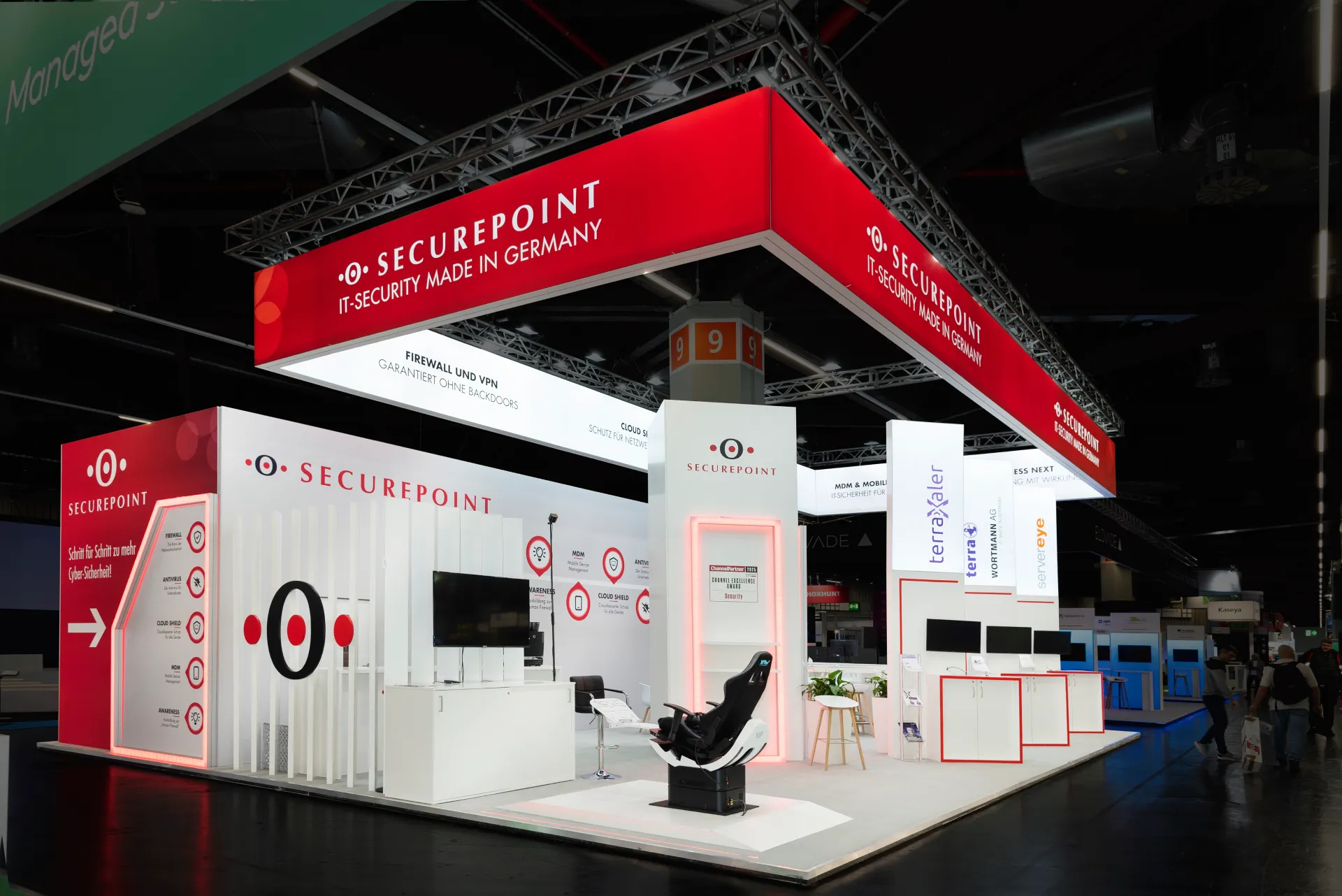 Moderner Securepoint Messestand auf der it-sa 2025 in Nürnberg mit leuchtendem roten Design und Hinweis auf Firewall-, Antivirus- und Cloud-Shield-Lösungen.