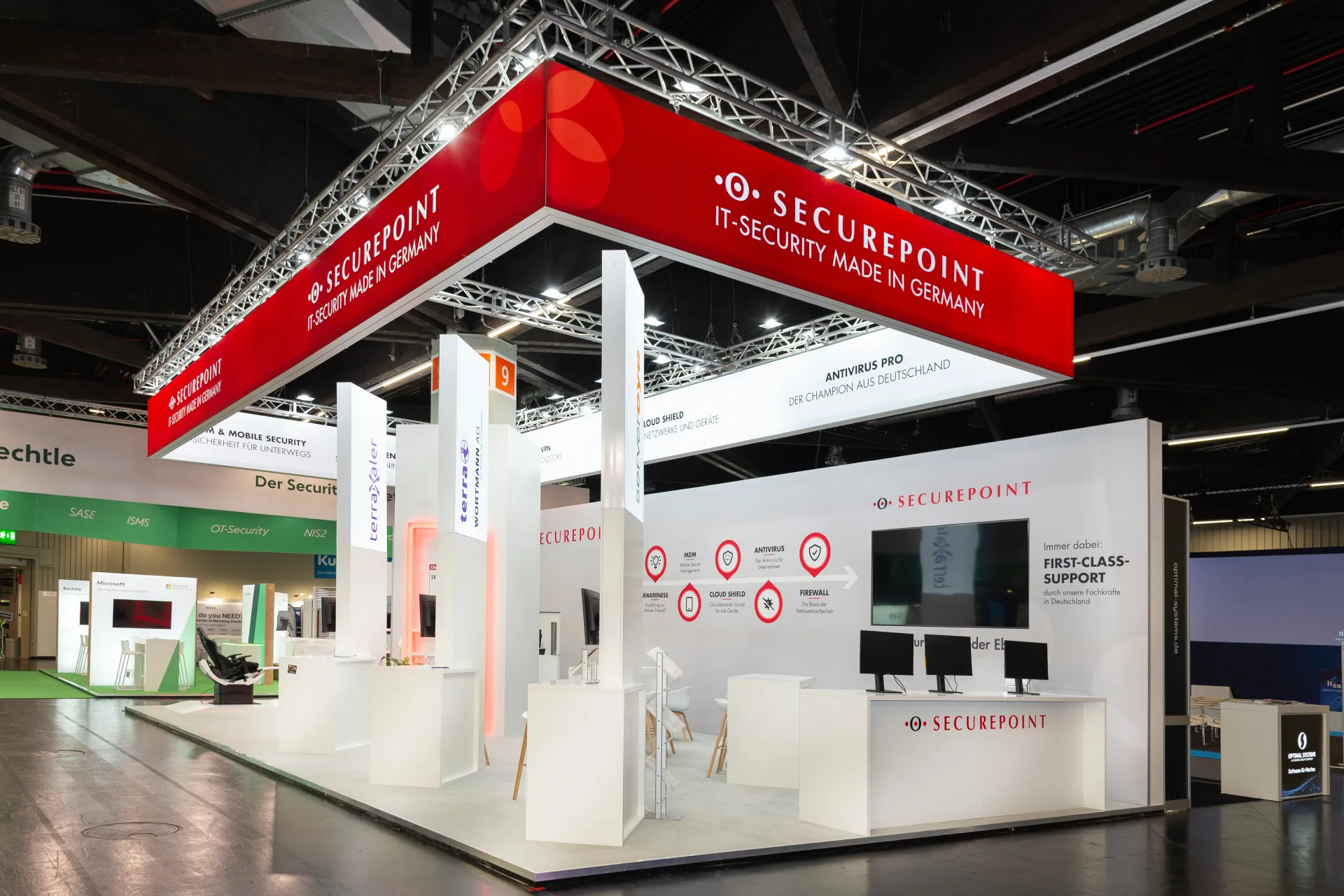 Rote Securepoint Messewand mit Slogan „Schritt für Schritt zu mehr Cyber-Sicherheit!“ und Symbolen für Firewall, Antivirus, Cloud Shield, MDM und Awareness.
