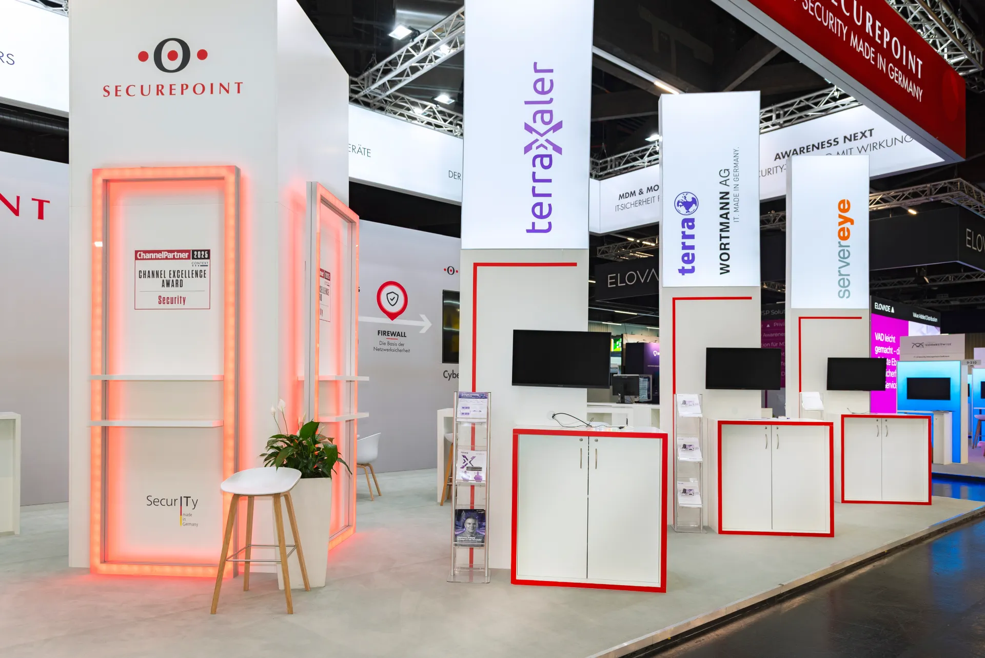 Beleuchteter Securepoint Stand auf der it-sa 2025 mit Channel Excellence Award-Vitrine, Partner-Displays von Terraxaler, Wortmann AG und ServerEye.