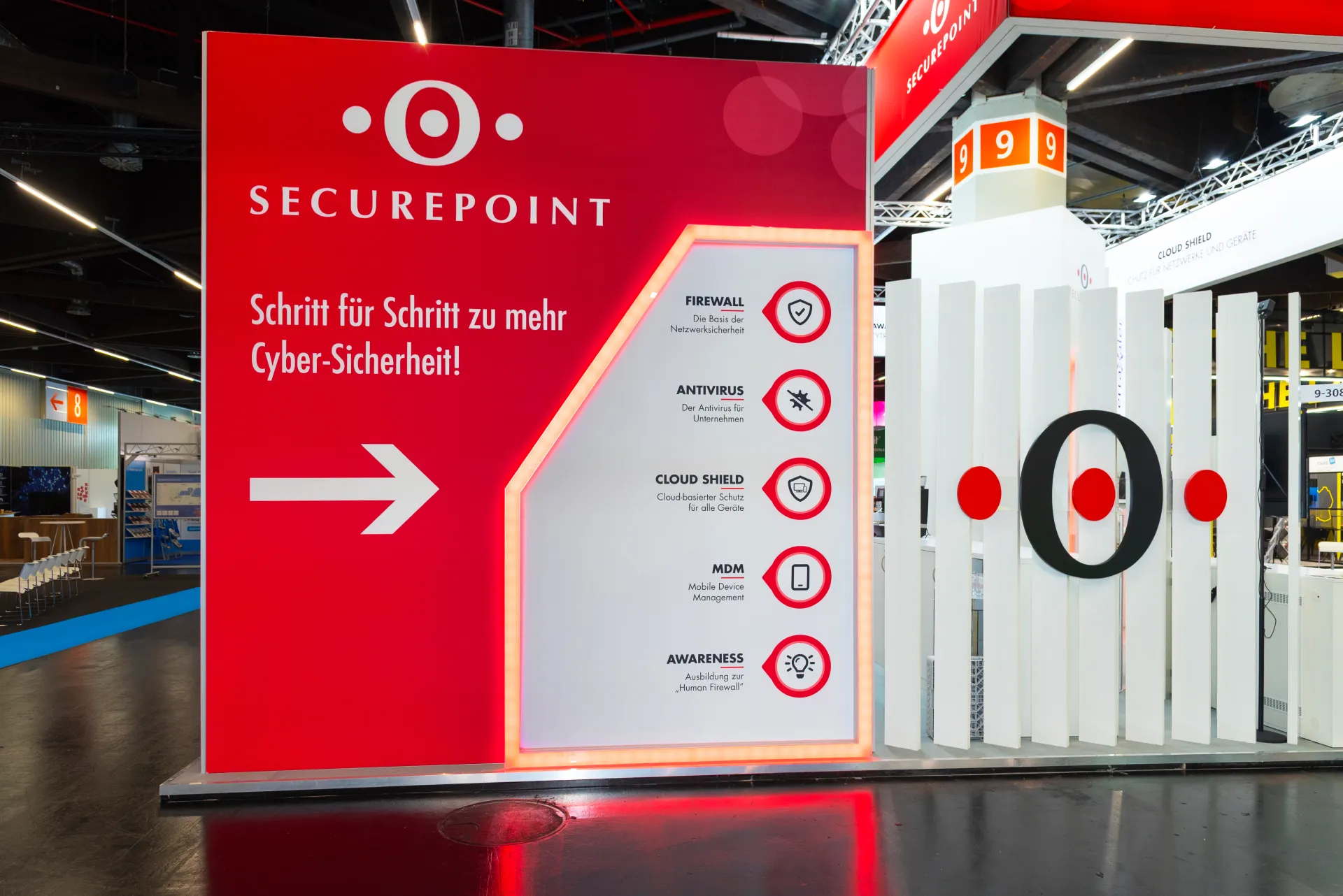 Panorama des Securepoint Messestands auf der it-sa 2025 in Nürnberg mit rotem Deckenelement und Displays zu Cyber-Security-Lösungen.