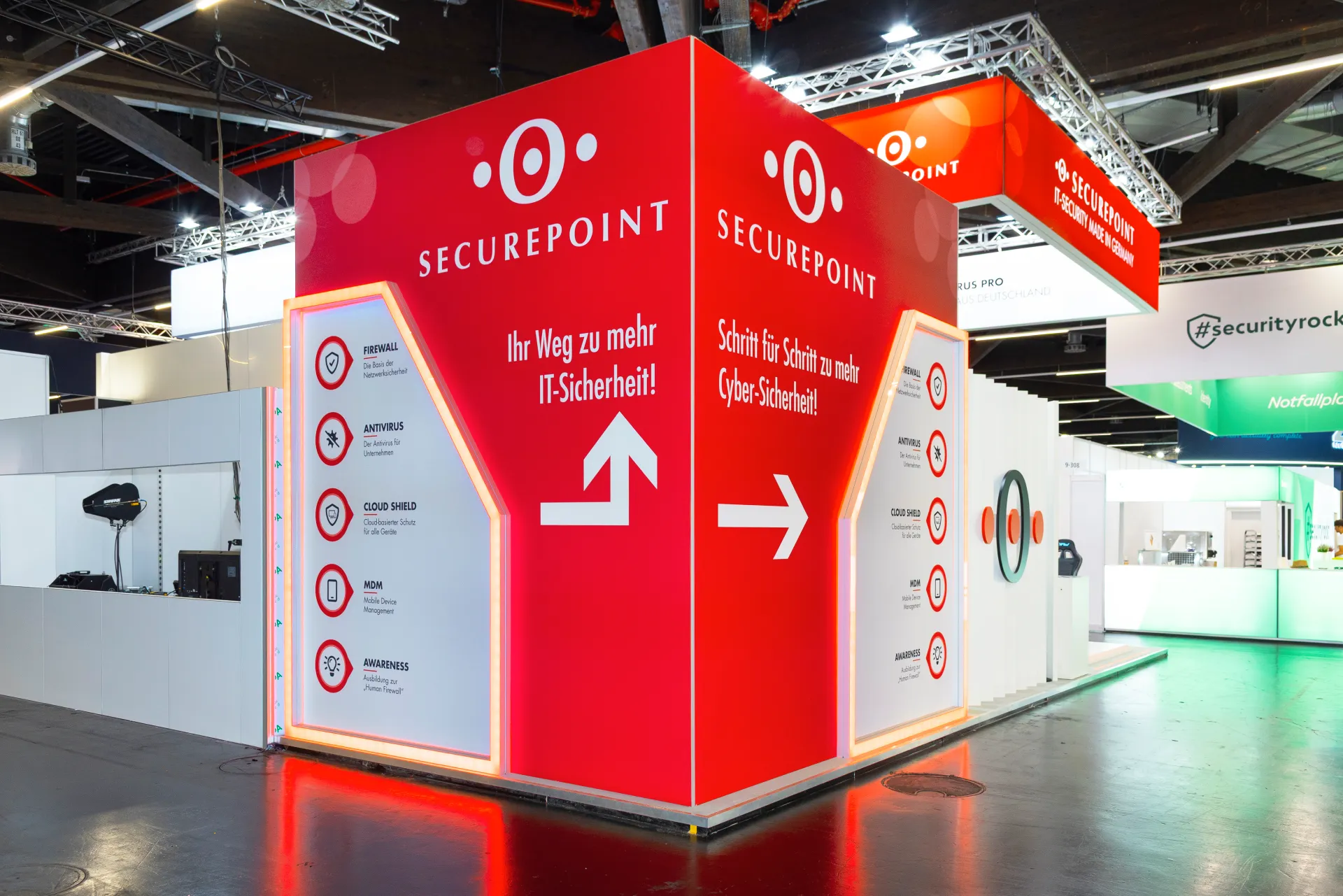 Gesamtansicht des Securepoint Messestands auf der it-sa 2025 mit leuchtend rotem Design und dem Motto „IT-Security Made in Germany“.