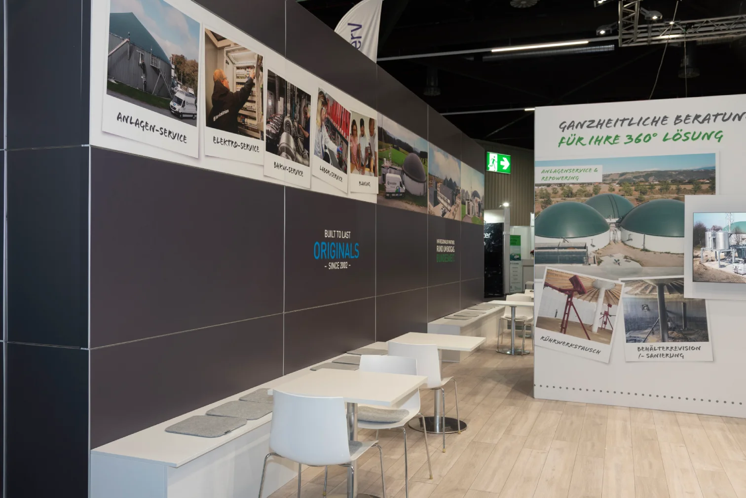 Servicewand des agriKomp-Messestands in Nürnberg mit Fotos zu Anlagen-, Elektro- und BHKW-Service sowie Bildtafel zur ganzheitlichen Biogas-Beratung.